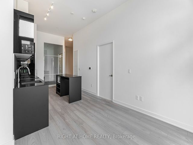 0110 - 8 Tippet Rd