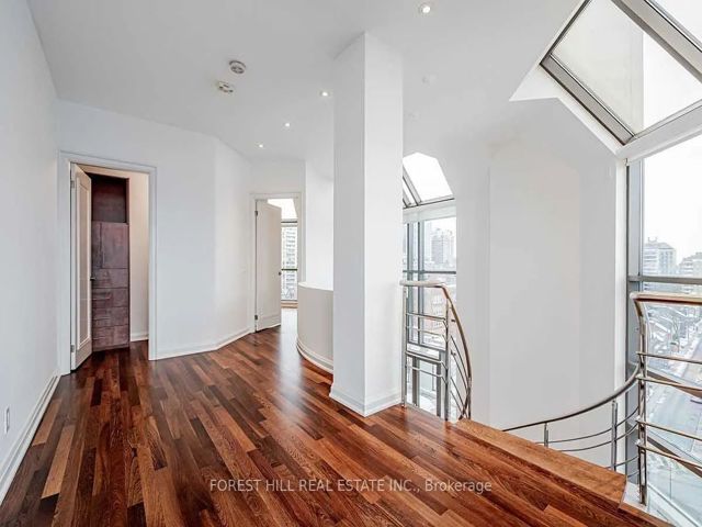 PH 901 - 3 Mcalpine St