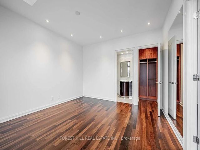 PH 901 - 3 Mcalpine St