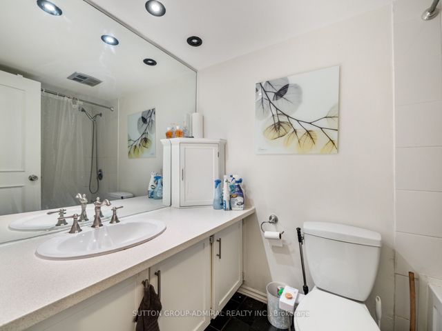 302 - 212 St George St