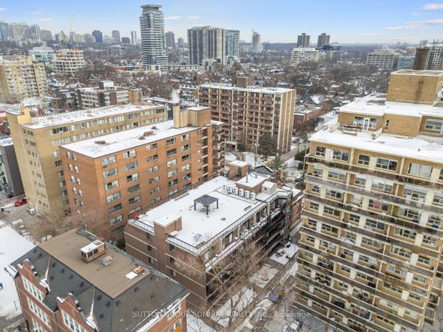302 - 212 St George St