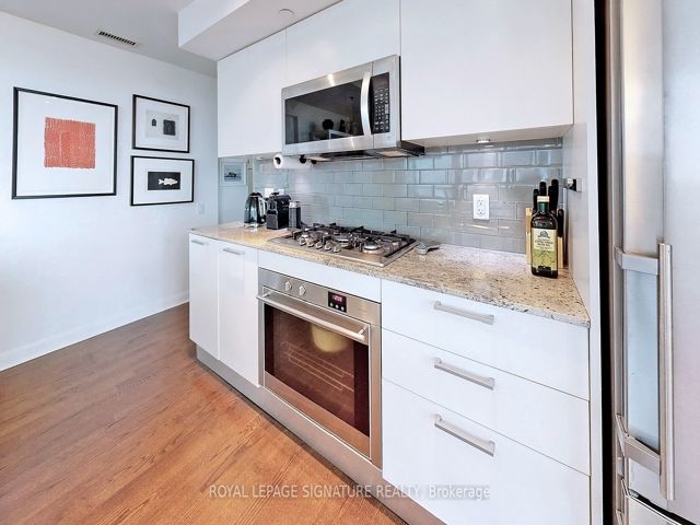 1907 - 375 King St W
