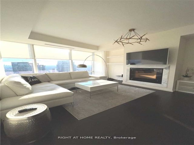 4102 - 180 University Ave