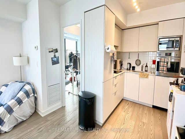 2202 - 11 Wellesley St W