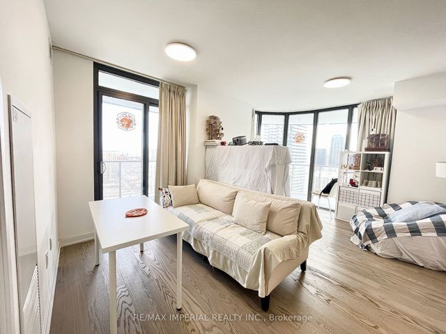 2202 - 11 Wellesley St W