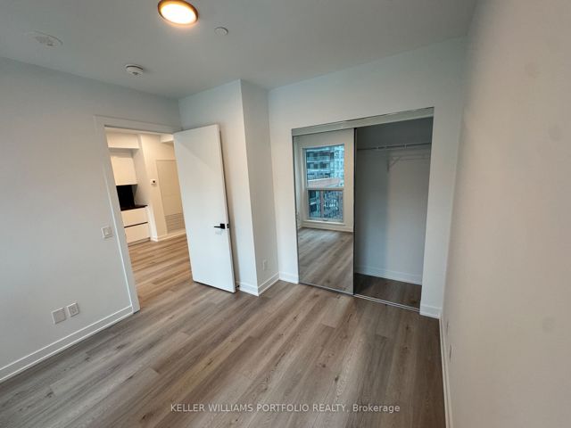 601 - 327 King St W