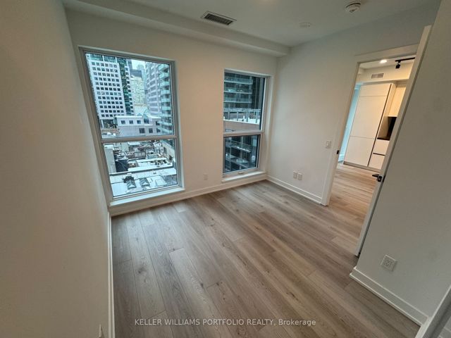 601 - 327 King St W
