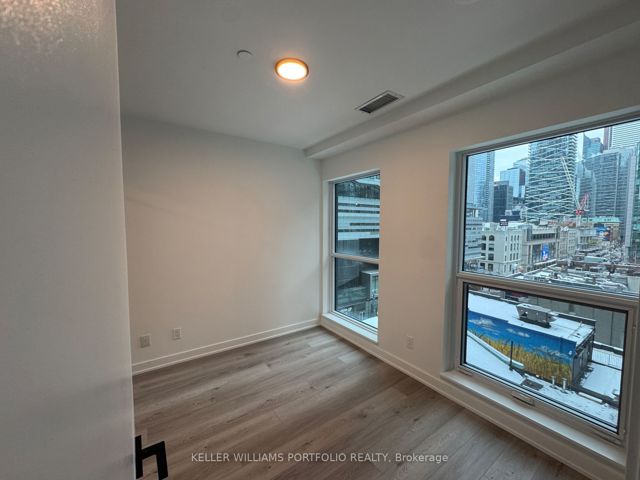 601 - 327 King St W