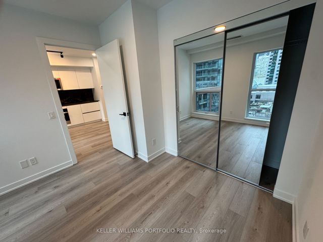 601 - 327 King St W