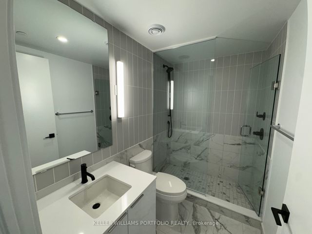 601 - 327 King St W
