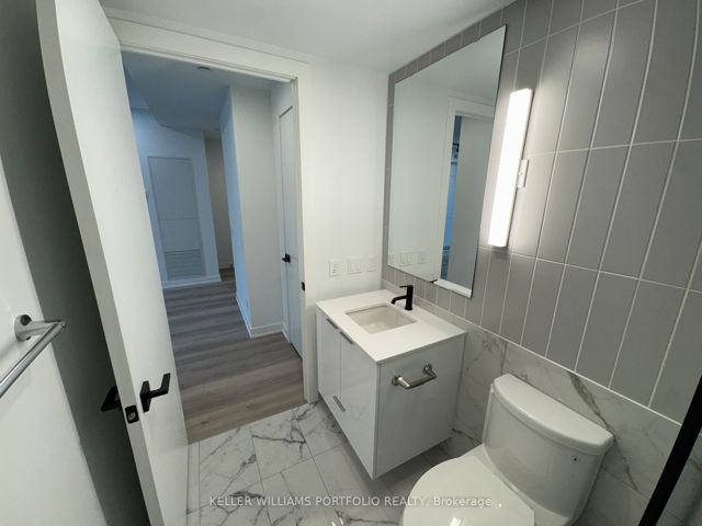 601 - 327 King St W