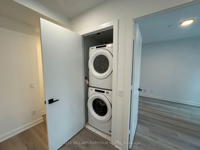 601 - 327 King St W