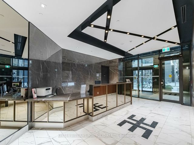 601 - 327 King St W