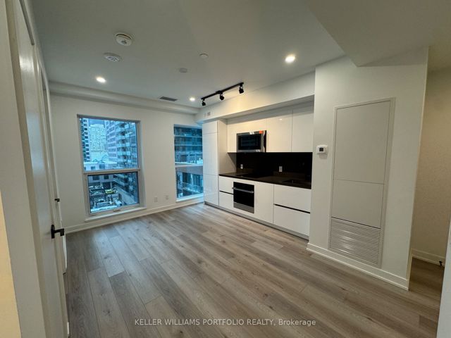 601 - 327 King St W