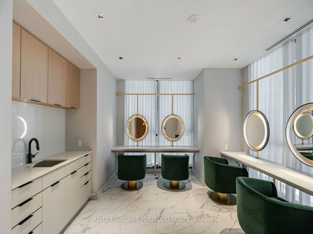 601 - 327 King St W