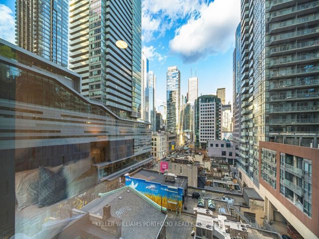 601 - 327 King St W