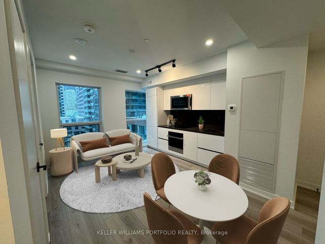 601 - 327 King St W