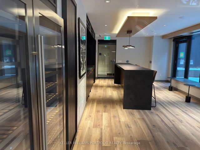 601 - 327 King St W