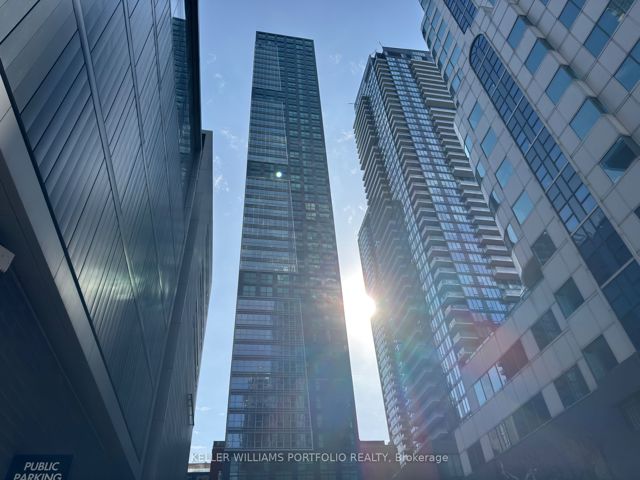 601 - 327 King St W