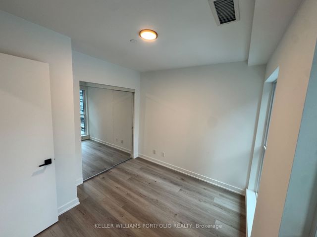 601 - 327 King St W