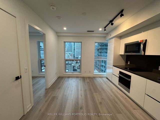 601 - 327 King St W