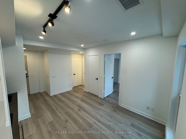 601 - 327 King St W
