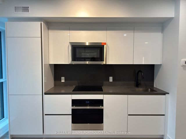 601 - 327 King St W