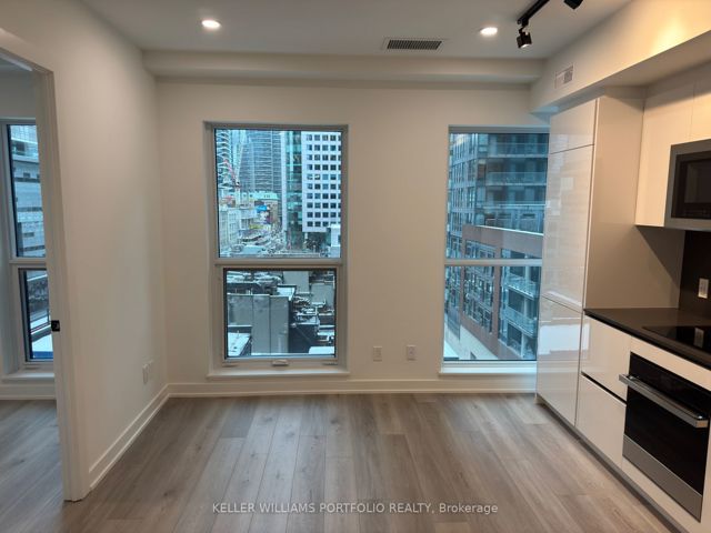 601 - 327 King St W