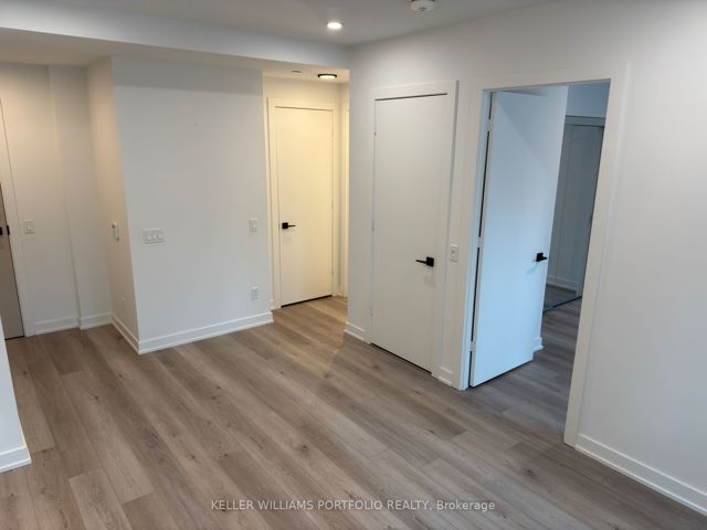 601 - 327 King St W