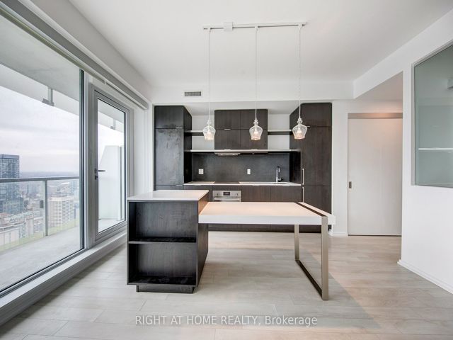 5310 - 197 Yonge St
