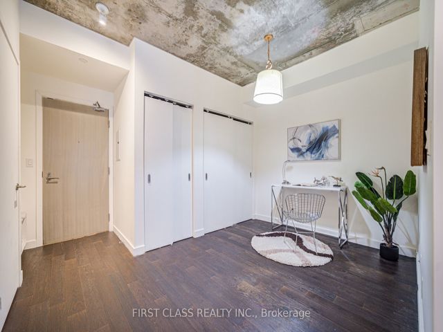 912 - 111 Bathurst St