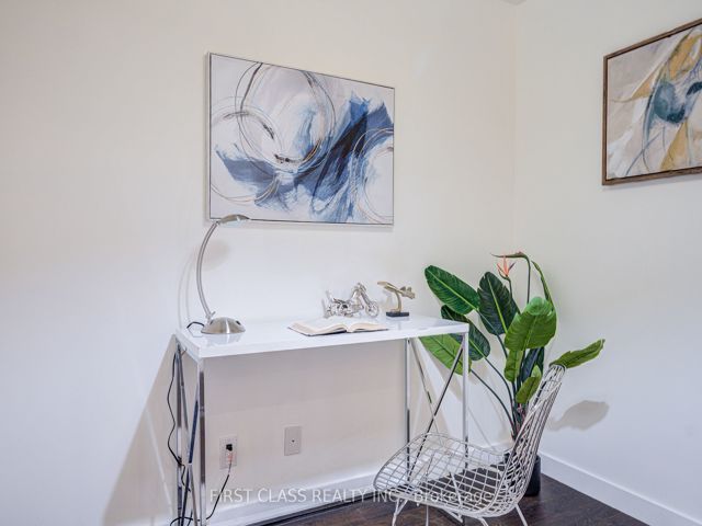 912 - 111 Bathurst St