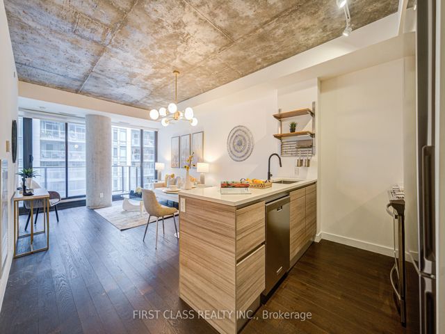 912 - 111 Bathurst St