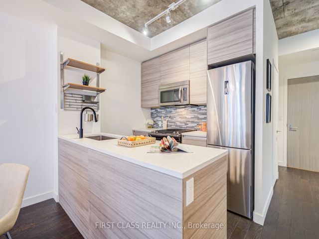 912 - 111 Bathurst St