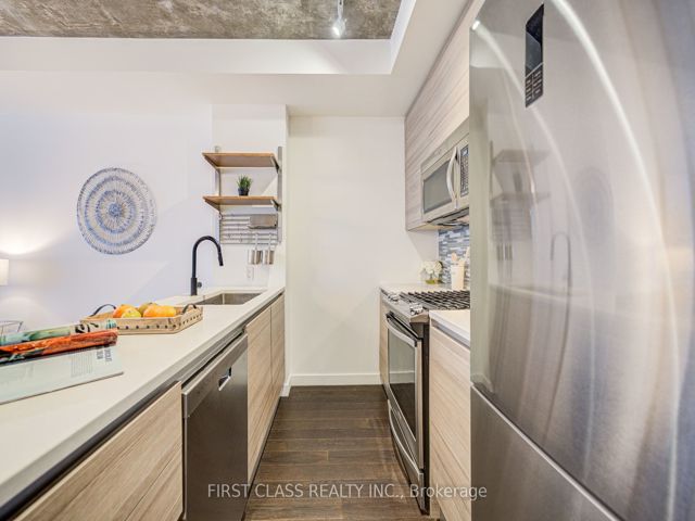 912 - 111 Bathurst St