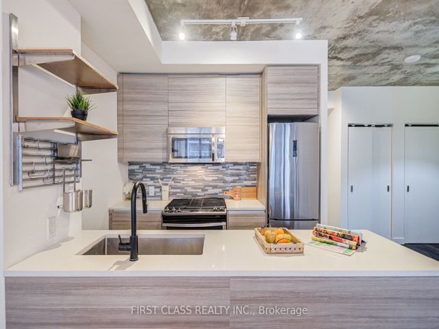 912 - 111 Bathurst St