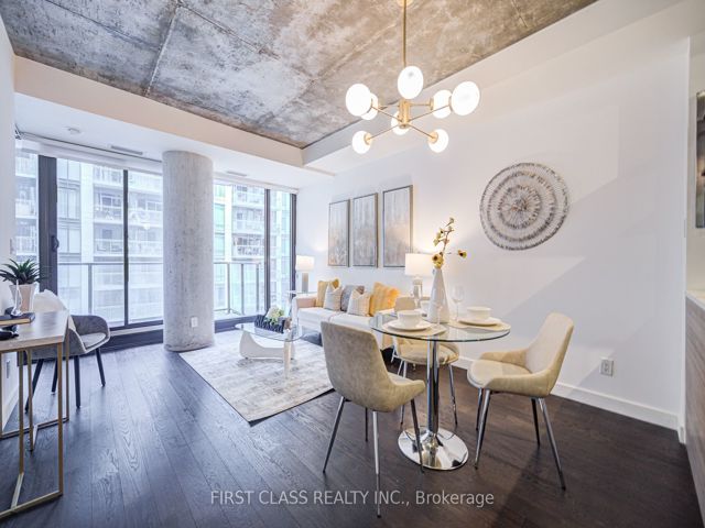 912 - 111 Bathurst St