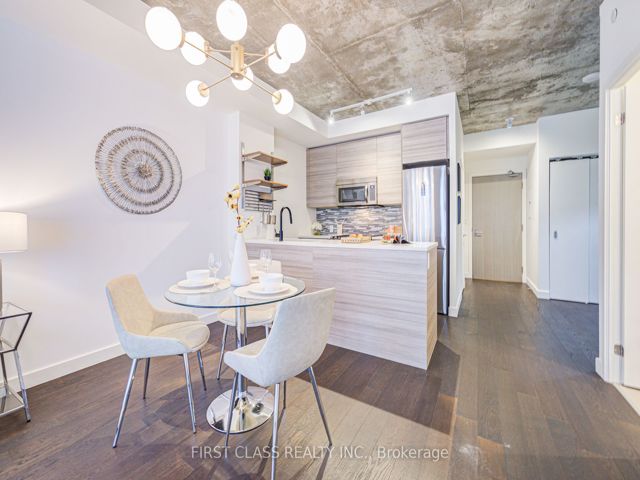 912 - 111 Bathurst St