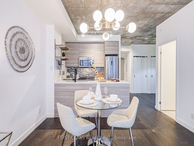 912 - 111 Bathurst St