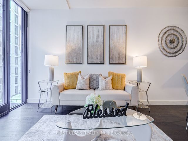 912 - 111 Bathurst St
