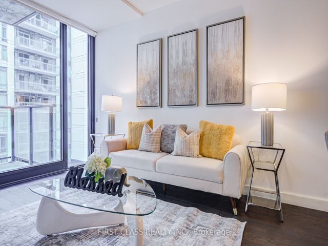 912 - 111 Bathurst St