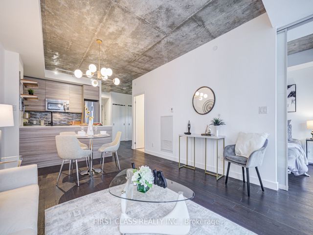 912 - 111 Bathurst St