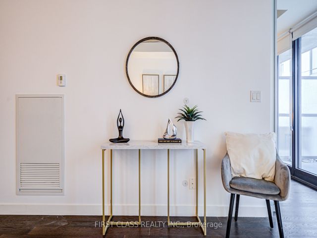 912 - 111 Bathurst St