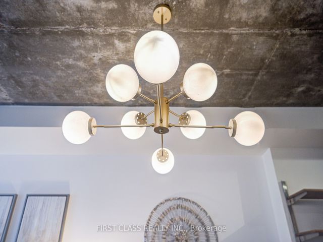 912 - 111 Bathurst St