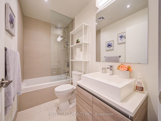 912 - 111 Bathurst St