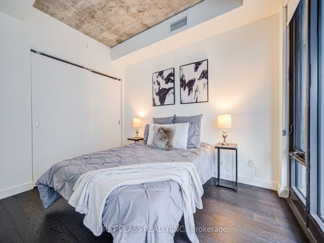 912 - 111 Bathurst St
