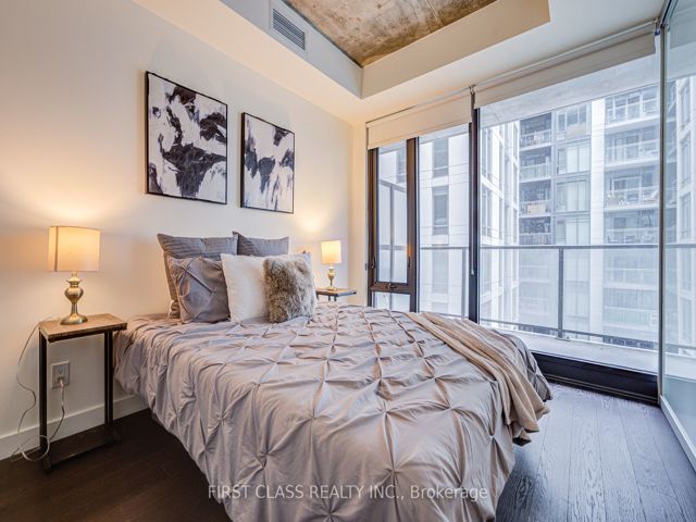 912 - 111 Bathurst St