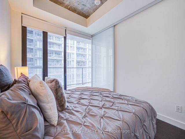 912 - 111 Bathurst St