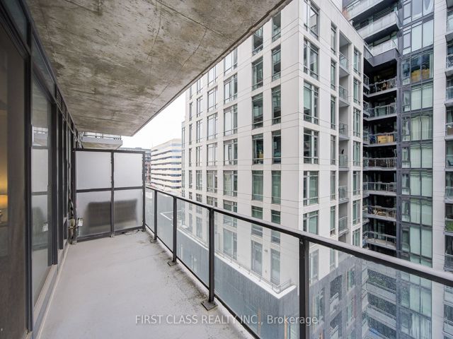 912 - 111 Bathurst St