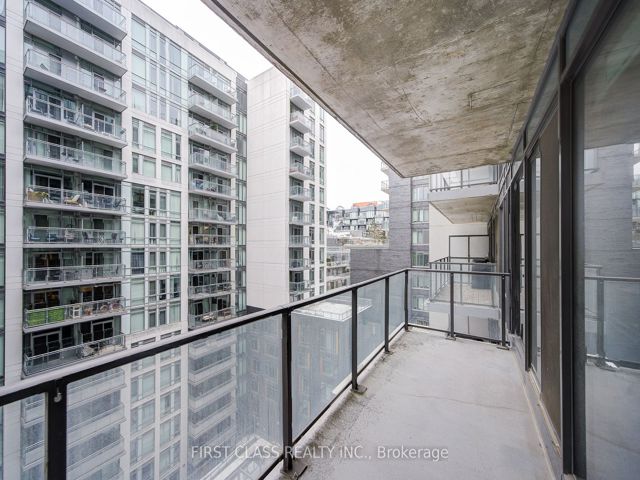 912 - 111 Bathurst St